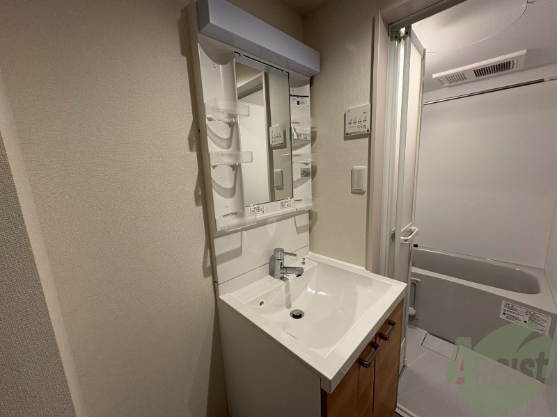 洗面設備　独立洗面台が付いてるので日々の身支度もできますね。