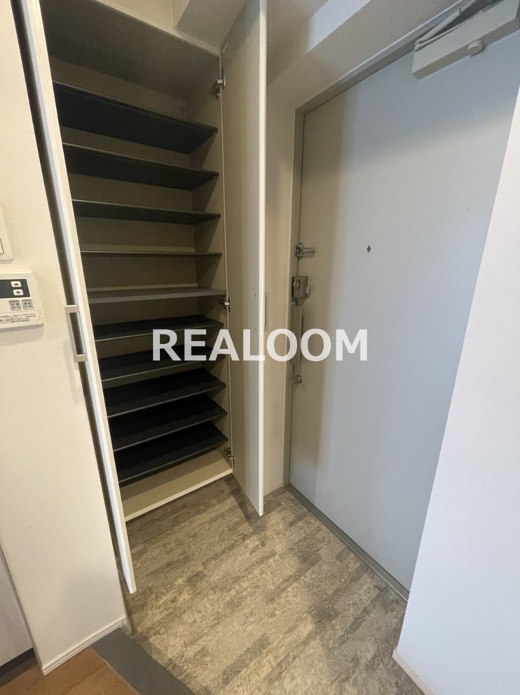 玄関　写真と現況が異なる場合は現況優先となります。