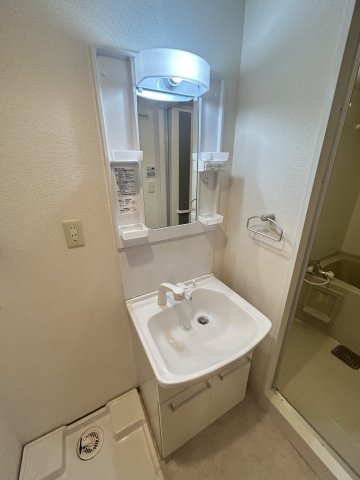 洗面設備　ゆったりとスペースのある洗面所