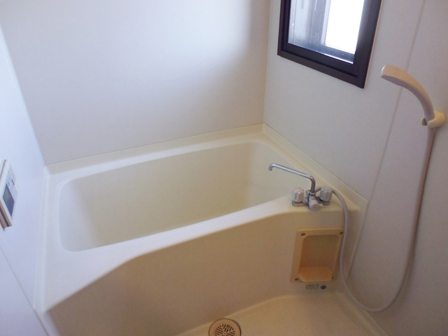 バス・シャワールーム　窓付きのバスルームです。