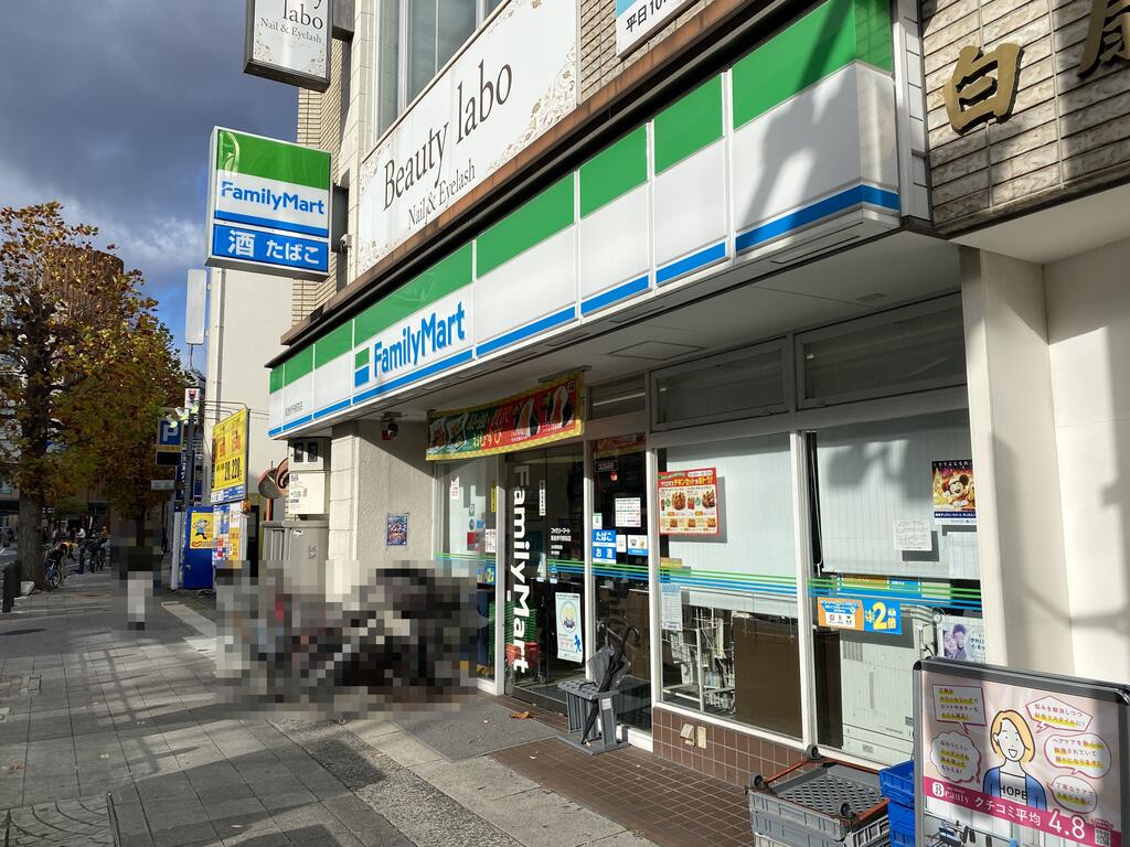 コンビニ　ファミリーマート阪急伊丹駅前店（コンビニ）まで355m