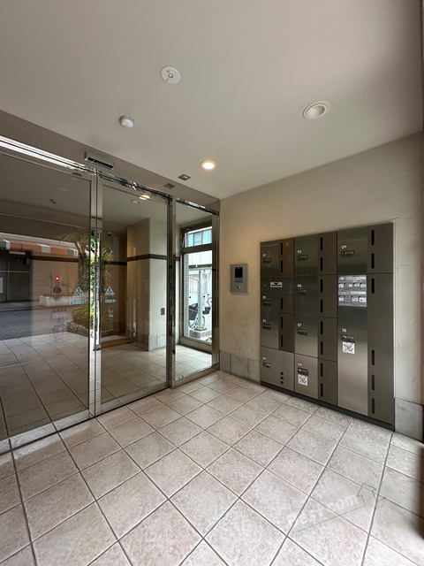 エントランス　オートロック付きで部外者シャットアウト♪