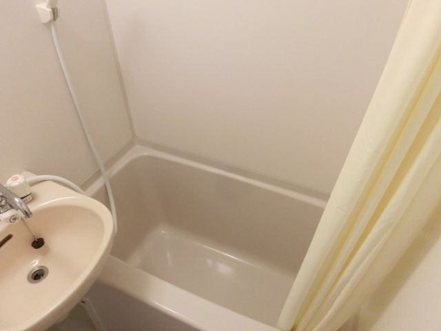 バス・シャワールーム　３点式ユニットバスです