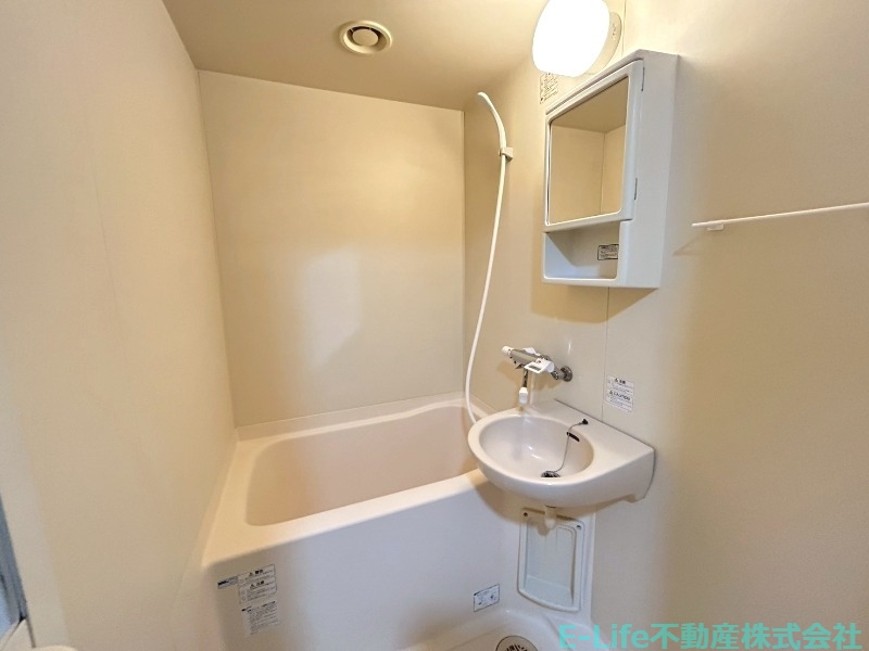 バス・シャワールーム　別部屋写真　反転