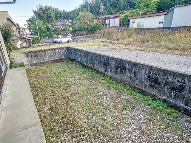 庭　2024年11月撮影※現況を優先致します。