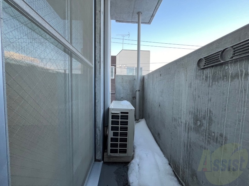 バルコニー　バルコニーです。洗濯物を干すもよし、一息つくもよしですね。