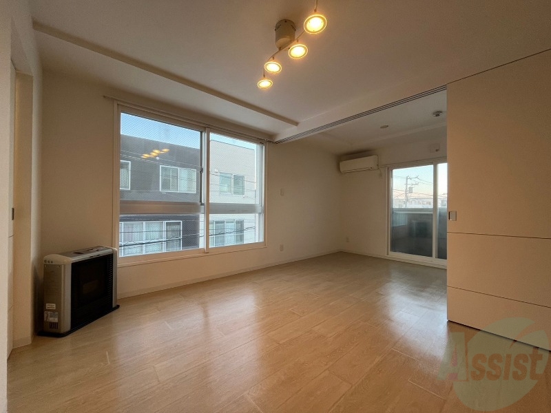 居室・リビング　フローリングと壁のカラーが明るい雰囲気ですね！