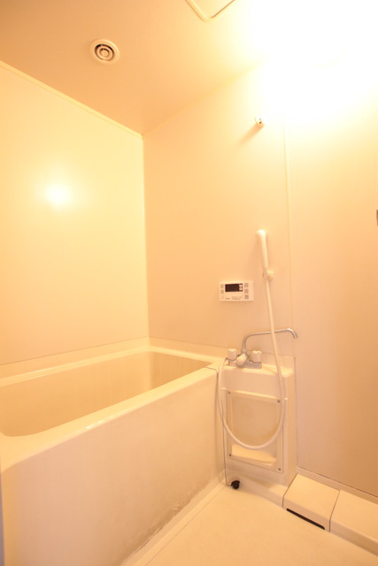 バス・シャワールーム　バスルーム（クリーニング前）