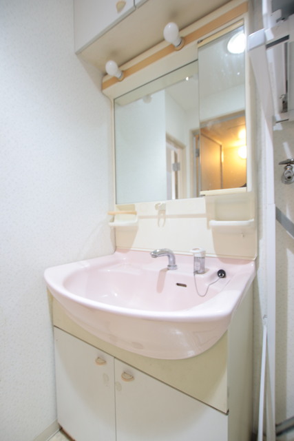 洗面設備　独立洗面台（クリーニング前）