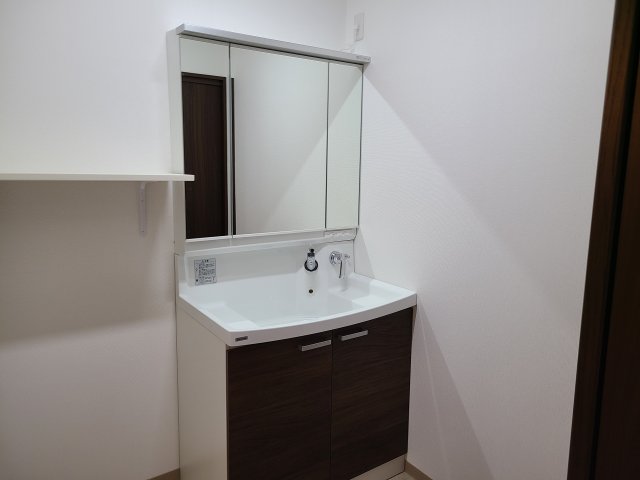 洗面設備　ゆったりとスペースのある洗面所