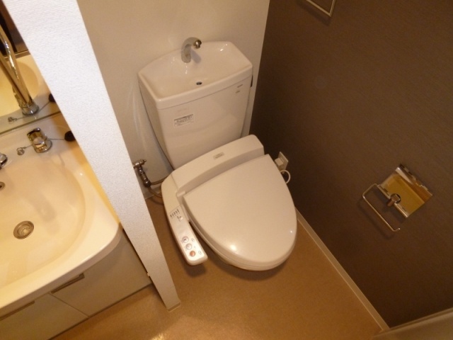 トイレ　温水洗浄便座付きのトイレです♪
