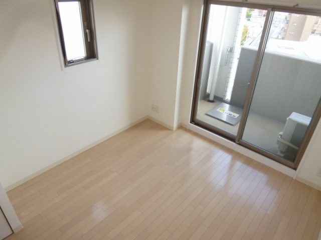 居室・リビング　エアコン付きで快適に過ごせます♪