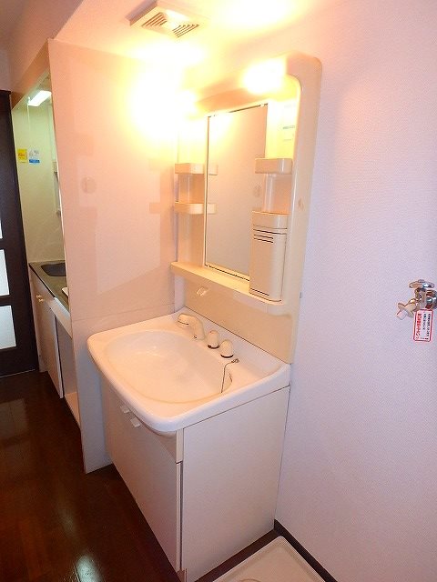 洗面設備　別号室写真の為、現況を優先いたします。