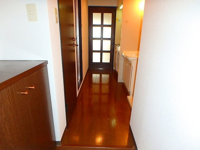 玄関　別号室写真の為、現況を優先いたします。