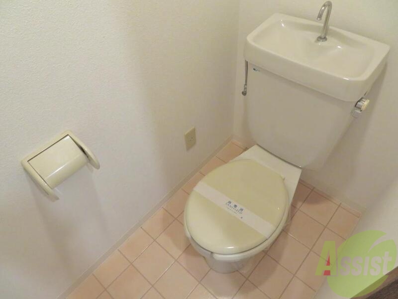 トイレ　ピンクっぽい床のタイルがかわいらしくみえますね