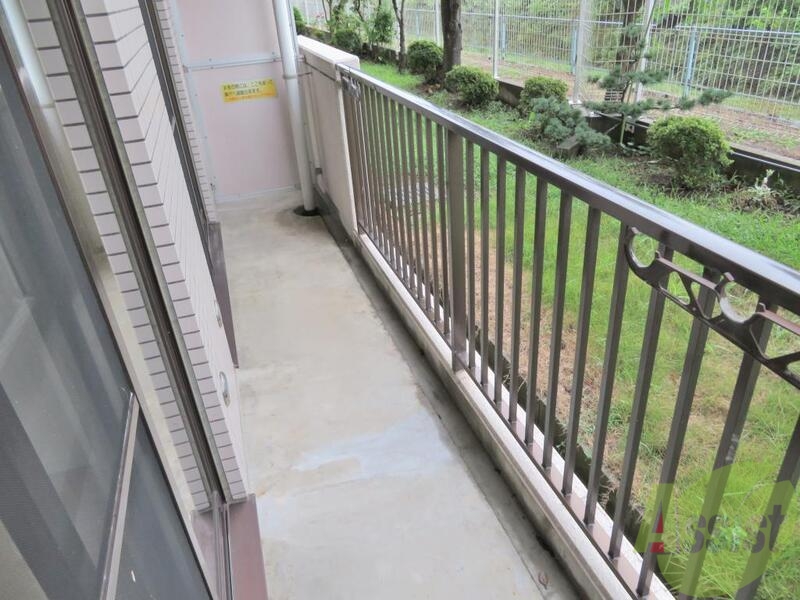 バルコニー　バルコニーも広々、洋室、和室から出入りできるようですね