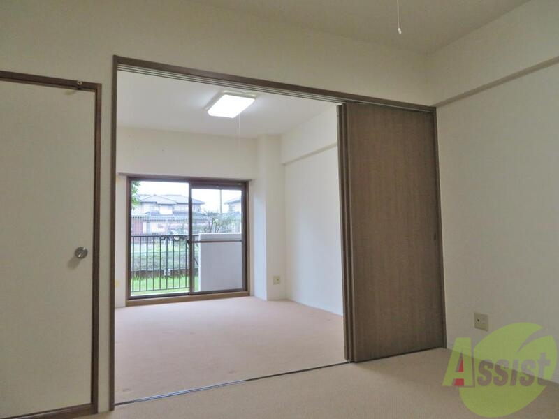 居室・リビング　リビングからは南側の洋室、左のドアの先は和室です