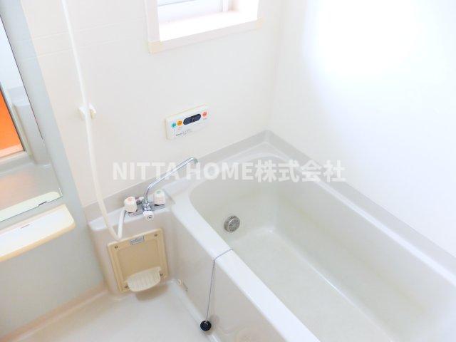 バス・シャワールーム　お風呂には便利な窓が付いています◎