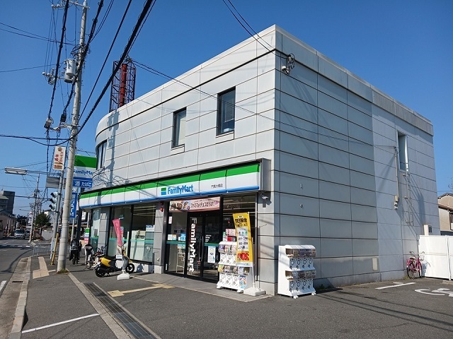 コンビニ　ファミリーマート様（コンビニ）まで400m