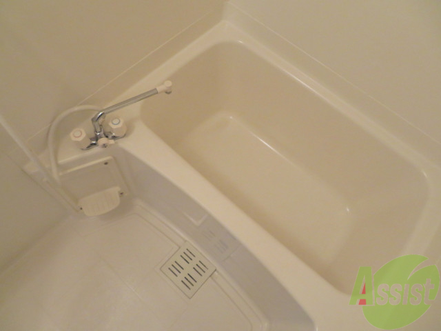 バス・シャワールーム　バスルームは狭すぎず、シャワーも浴びやすそうです。