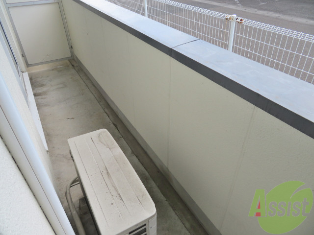 バルコニー　バルコニーは幅があり、広い印象を受けました。