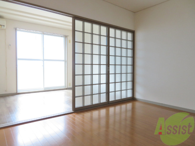 居室・リビング　６帖の洋室です。広々として、きれいですね。