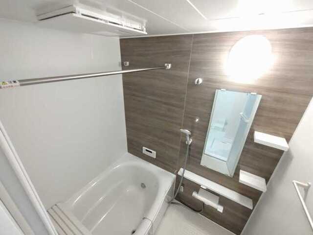 バス・シャワールーム　浴室換気乾燥機付きの浴槽です。