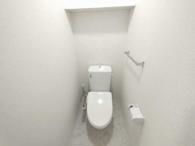 トイレ　温水洗浄便座付きトイレです。