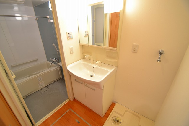 洗面設備　☆独立洗面化粧台付きの間取りです☆