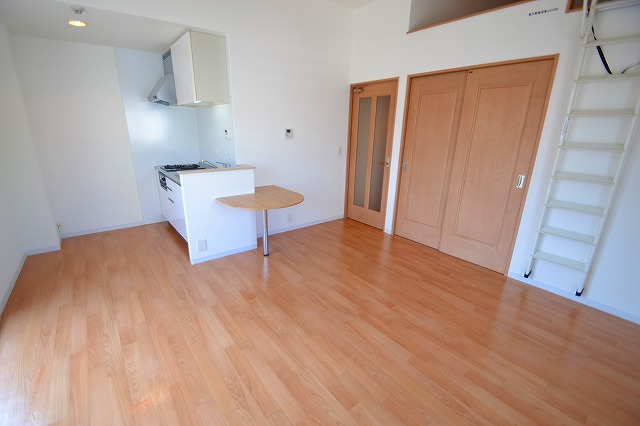 居室・リビング　☆明るい色合いのお部屋です☆