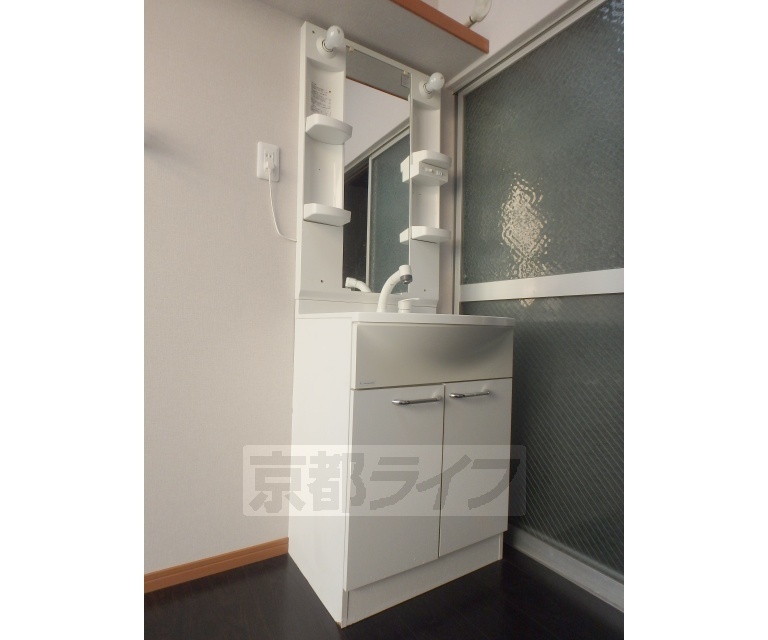 洗面設備　ドライヤーや洗顔ができる独立洗面台です。