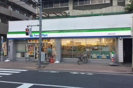 コンビニ　ファミリーマート台東松が谷店（コンビニ）まで71m