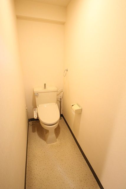 トイレ　別部屋の同タイプ写真です。