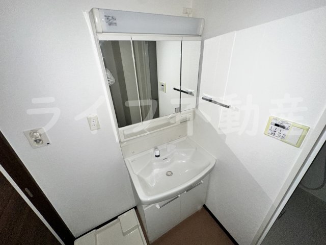 洗面設備　明るい洗面所です