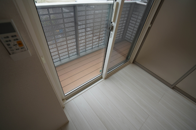 バルコニー　同じ建物の別のお部屋