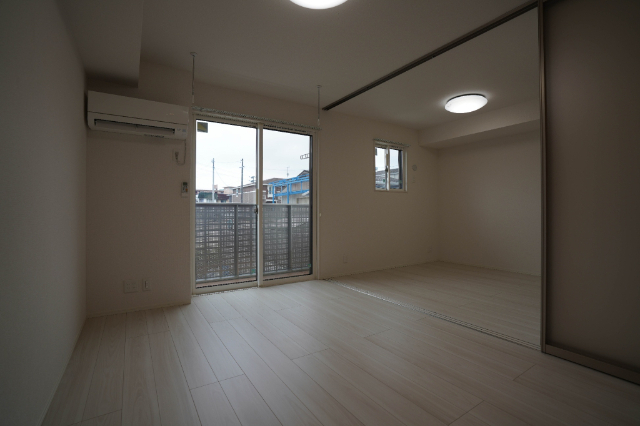 居室・リビング　同じ建物の別のお部屋