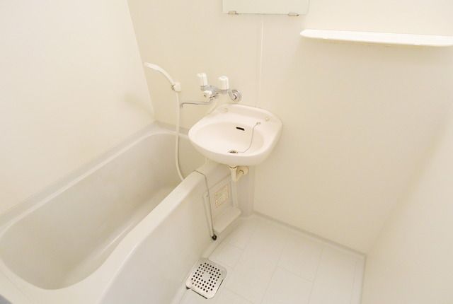 バス・シャワールーム　★バストイレ別なのでゆったり入れますね★