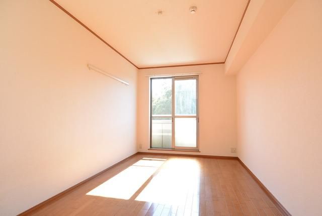 居室・リビング　★洋室６帖フローリングのお部屋です★