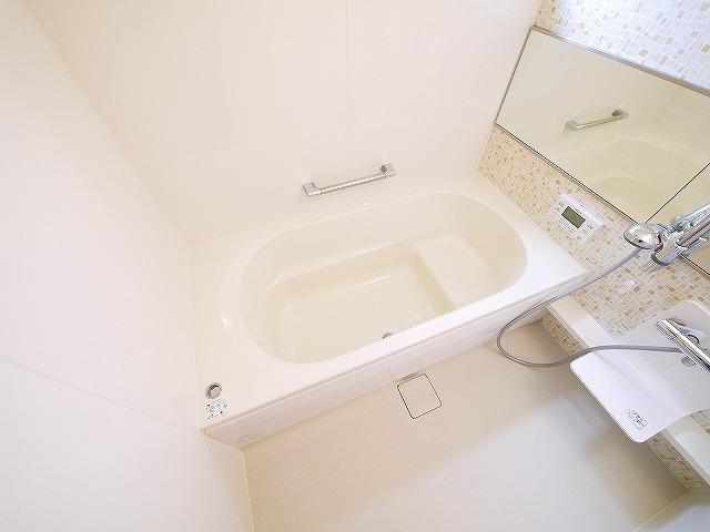 バス・シャワールーム　一坪タイプの浴室でゆっくり入浴できます