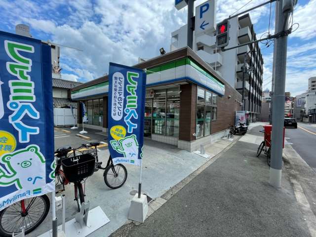 コンビニ　ファミリーマート（コンビニ）まで561m