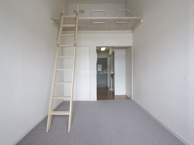 居室・リビング　洋室6.0帖　エアコン完備　ロフト付き