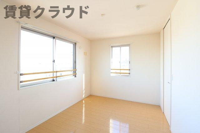 その他部屋・スペース　開放的な寝室です