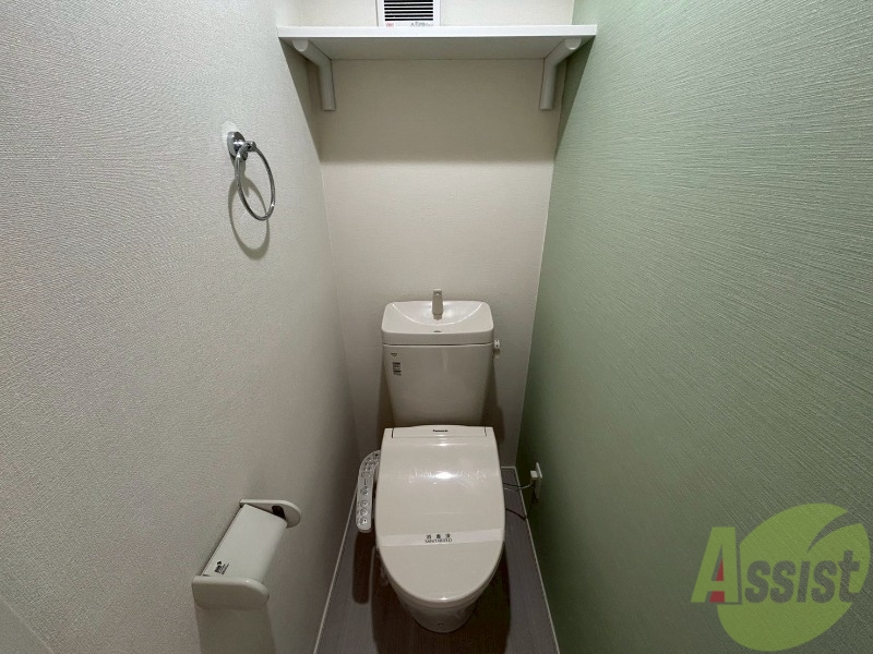 トイレ　棚があり、トイレットペーパーなどのストックも可能です。