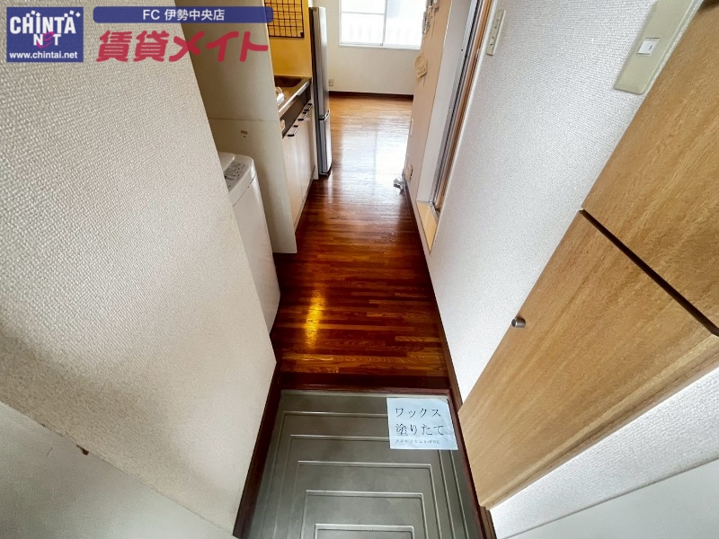 玄関　同物件別部屋写真