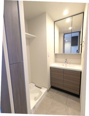 洗面設備　トイレと独立した洗面脱衣室、2面鏡付ハンドシャワー付洗面台、