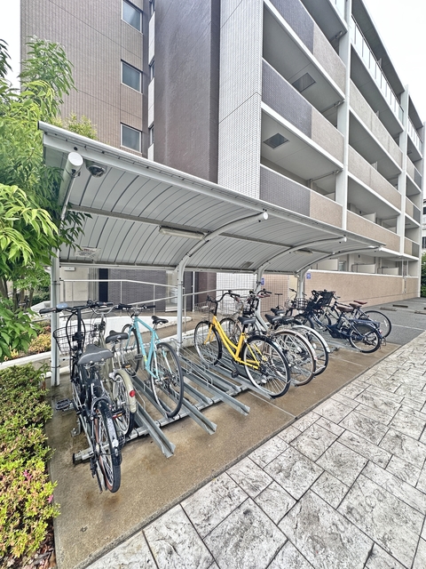 駐車場　屋根付き駐輪場で雨の日も安心♪