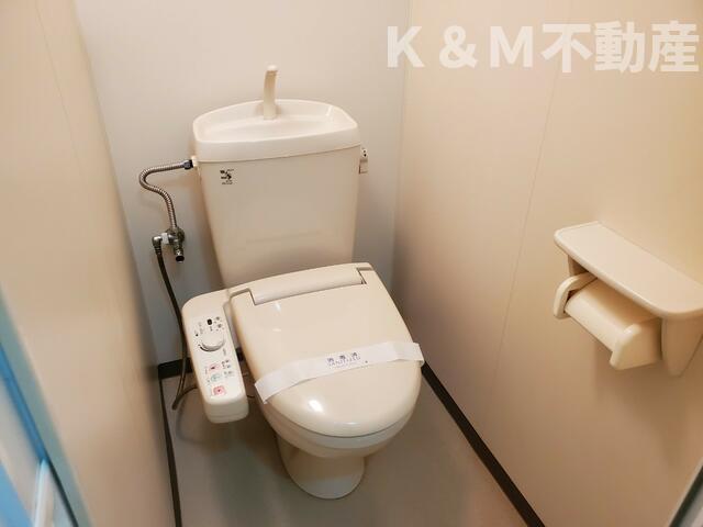 トイレ　落ち着いた色調のトイレです