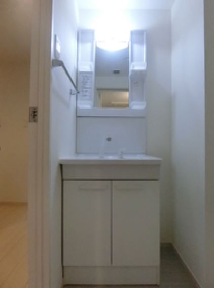 洗面設備　※同物件、別部屋の写真です。