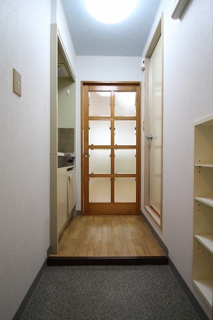 玄関　同物件別号室のものです
