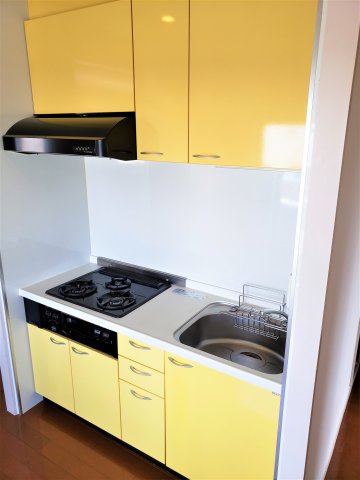 キッチン　清潔感のある色合いのキッチンがポイントです。